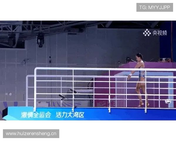 掌敏洁跳水后回家连沙发都不坐，地板擦得能反光