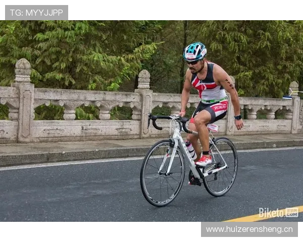 梁伟铿场上拼得像铁人，场下下车戴着名表我无语